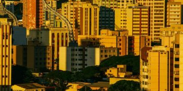 Sectores en Auge: Potencial de Crecimiento en Venezuela 2025 - Cover Image