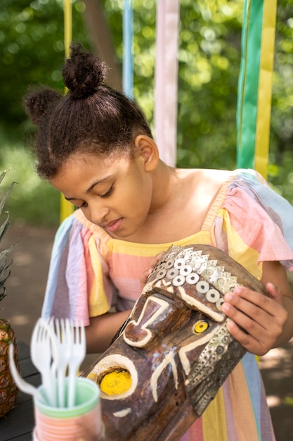 An image of Venezuelan artists displaying unique handcrafted products in a local fair, showcasing a variety of creative items made with local materials and techniques. The scene highlights the entrepreneurial spirit and cultural richness of Venezuela.