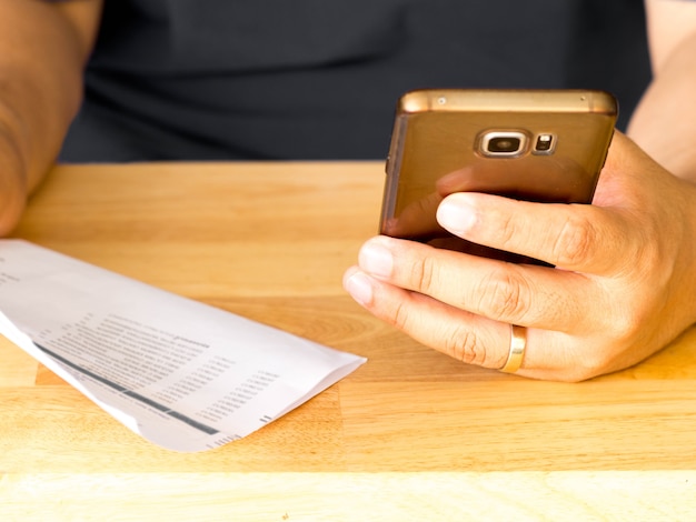 A close-up shot of a Venezuelan Bolivar bill with a modern smartphone displaying online banking app in the background, symbolizing access to digital financial services and credit options in Venezuela.