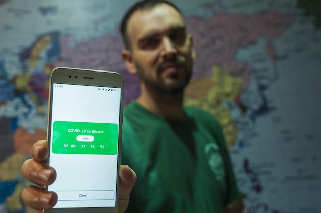 A close-up of a fraudulent credit offer received via WhatsApp in Venezuela. The message contains misspelled words, generic images, and demands immediate action.